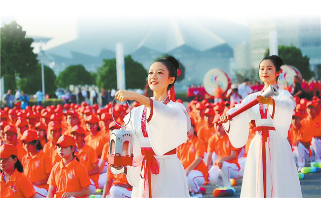 火炬?zhèn)鬟f起跑儀式在鄭東新區(qū)如意湖廣場舉行