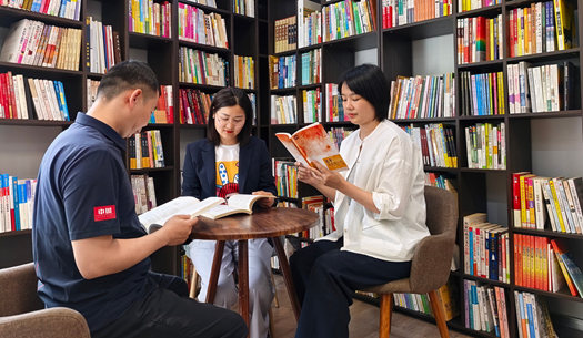 翻開“城發(fā)”這本書，每一頁(yè)，都是鄭州的煙火與遠(yuǎn)方
